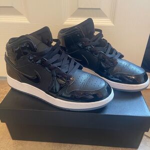 Jordan Mid black on black size 6.5y or 8w